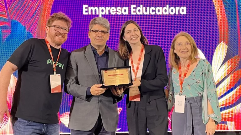 Da esq. para a dir., Bruno Marques, Raul Moreira, Izabella Lima e Claudia Amira (que entregou o prêmio) | Imagem: divulgação